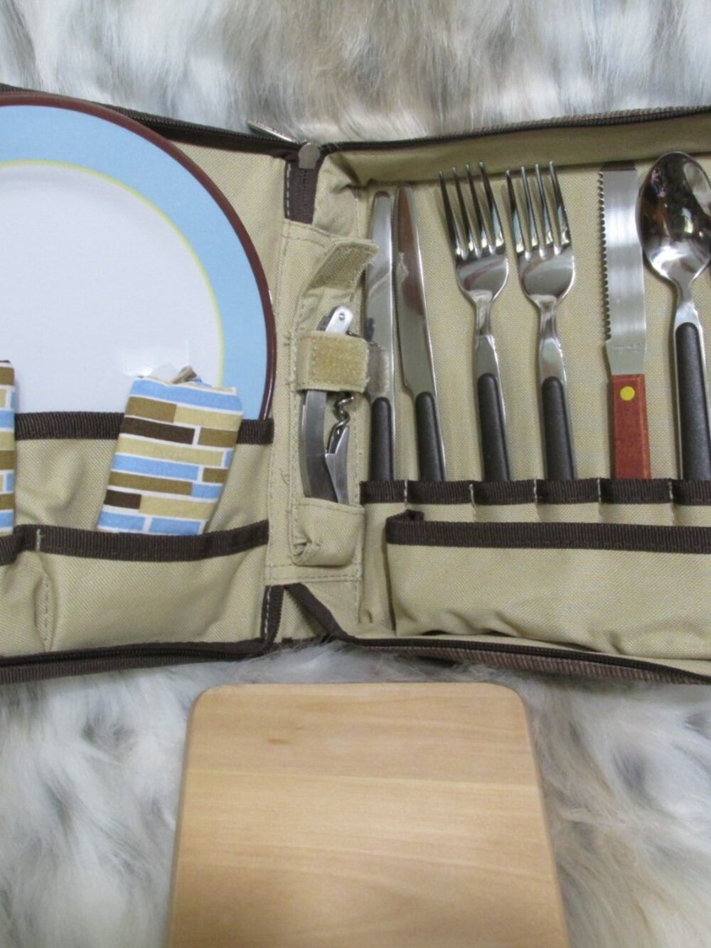P3301-Picnic Set for 2-Plates, Napkins, Flatware, Corkscrew, Cutting Board